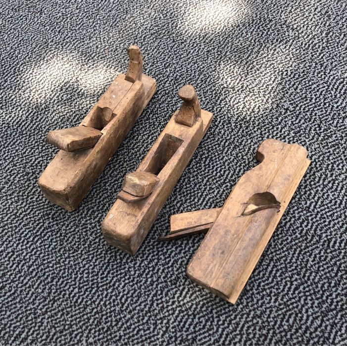 Старі речі (серпи, картини, рубанки, рамки і т.п.)