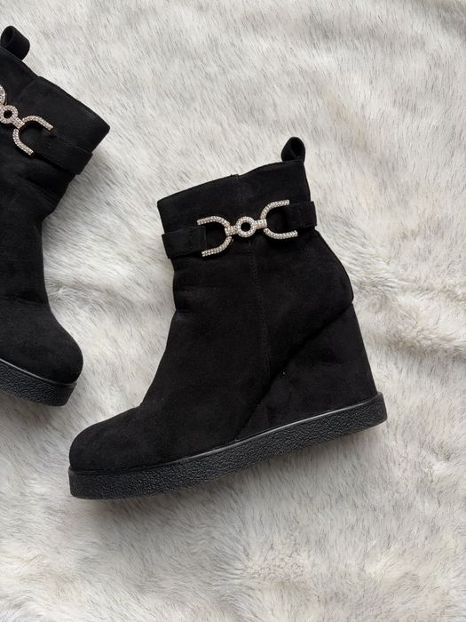 Czarne botki na koturnie jak nowe - gwarancja