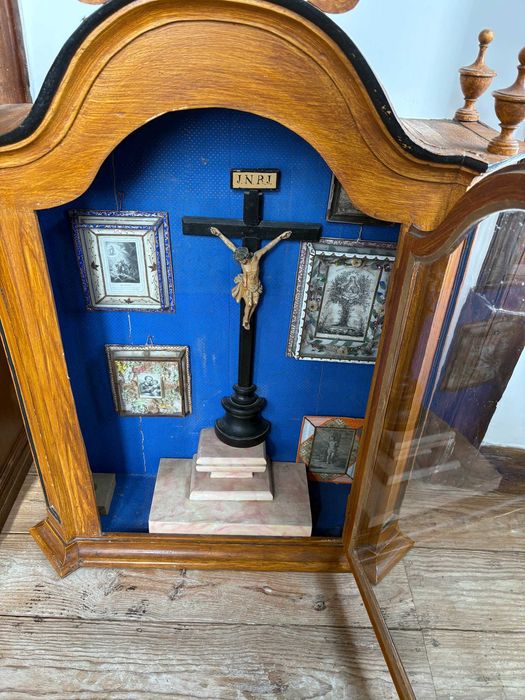 Oratório Religioso em Madeira com Crucifixo Central