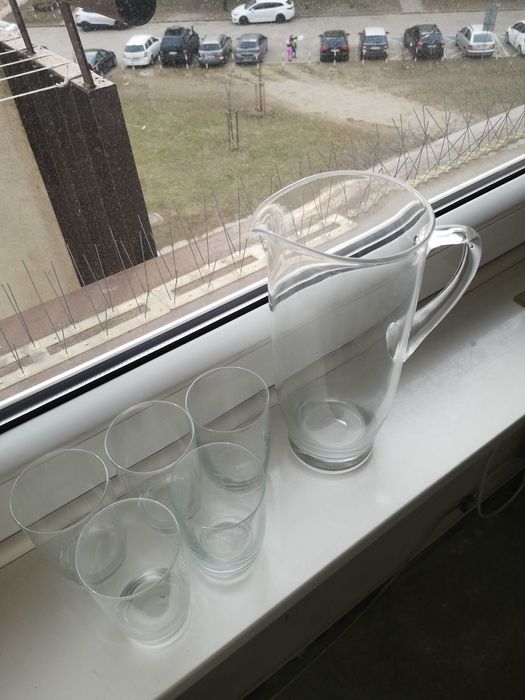 Dzbanek że szklankami