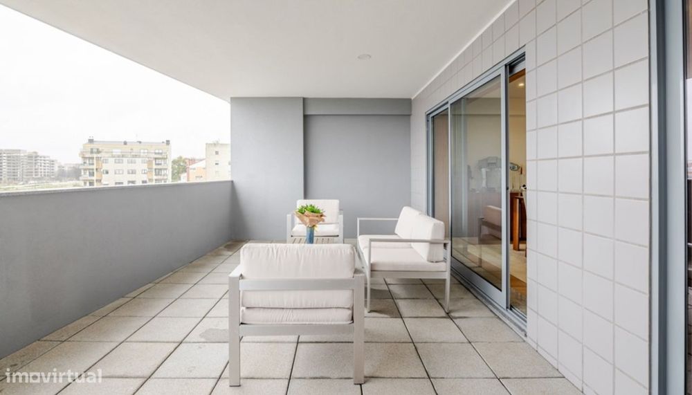 Apartamento T2 com varanda coberta à venda em Paranhos no Porto