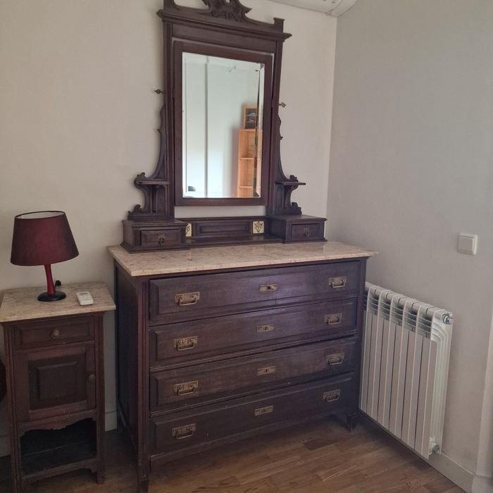 Quarto clássico, cama, cómoda e mesas de cabeceira