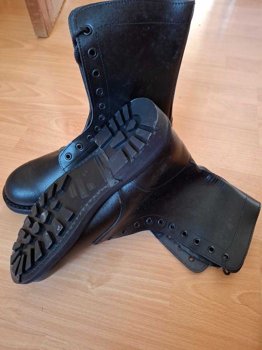 Botas em pele, n 42, nunca foram usadas