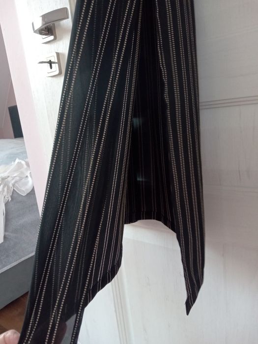 Czarna sukienka na ramiączkach z rozcięciem