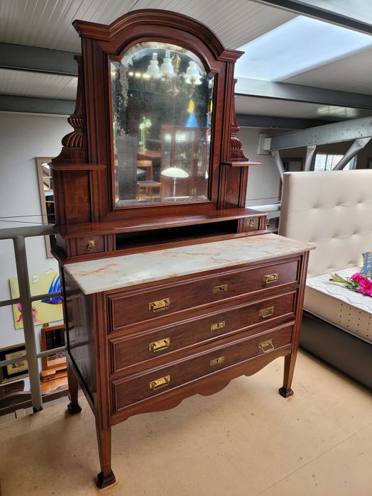 Cómoda antiga em madeira com tampo em pedra mais espelh