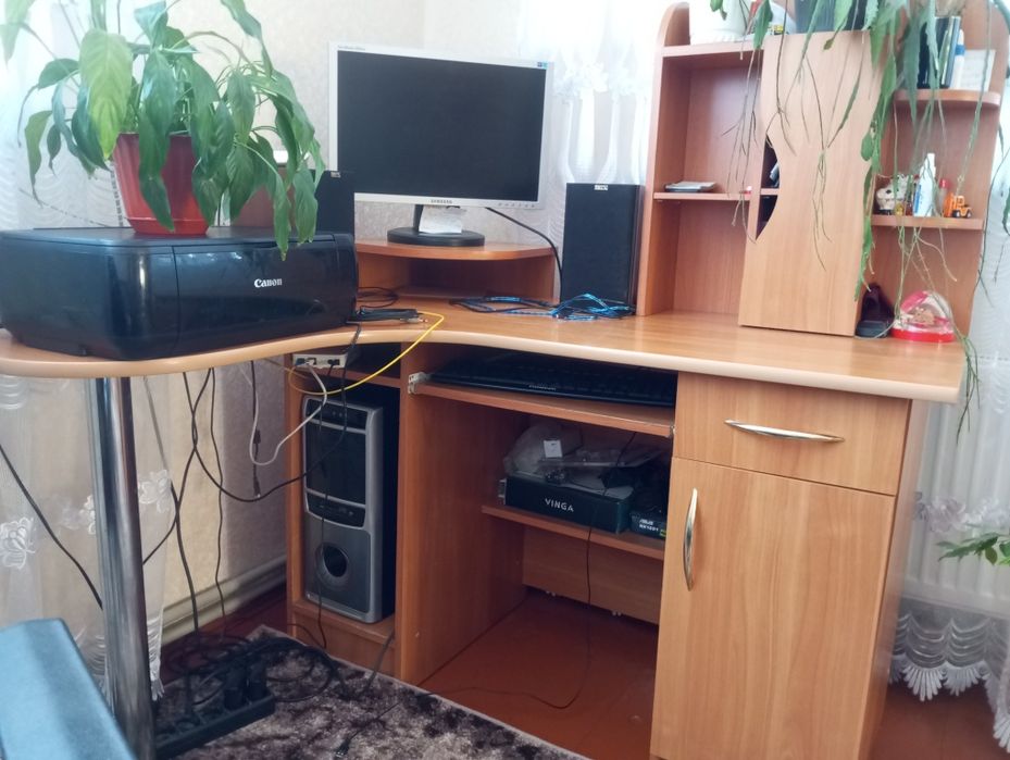 Комп'ютерний стіл в гарному стані,зручний