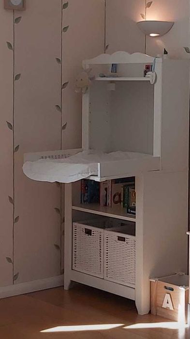 Muda fraldas e estante IKEA Hensvik