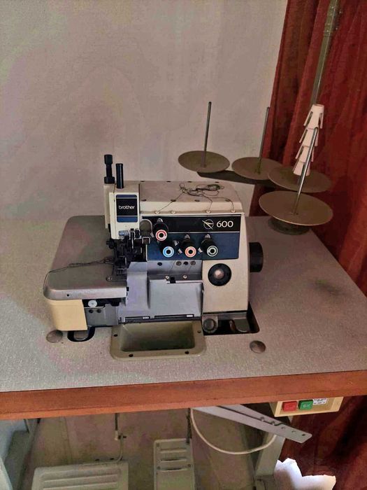 Maquina de costura corte e cose Brother com pouco uso