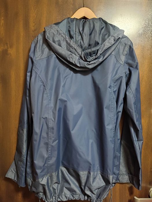 Kurtką damską lekką przeciwdeszczowa