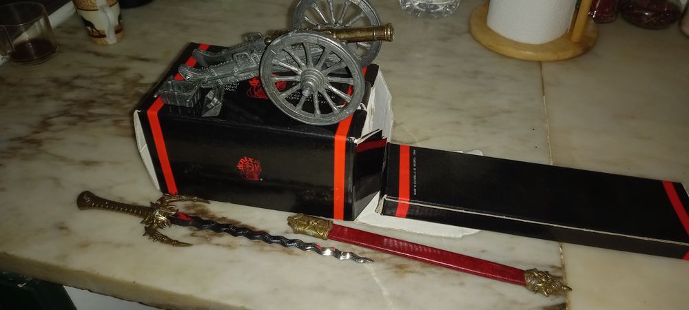 Réplica de canhão e punhal miniatura