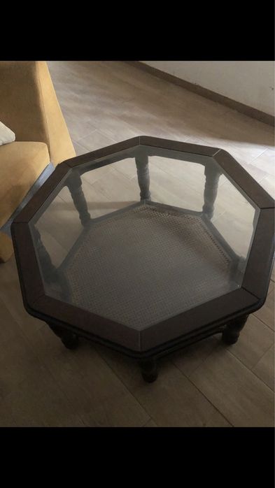 Mesa de sala octogonal com tampo em vidro biselado e base em palhinha