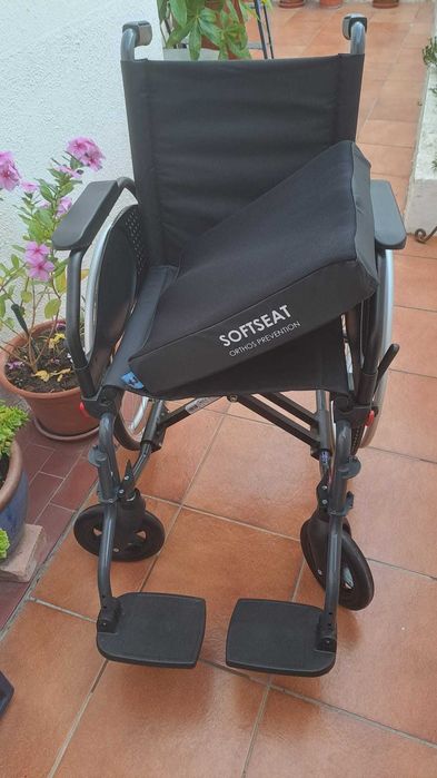 Cadeira de rodas (usada 6 dias) e almofada