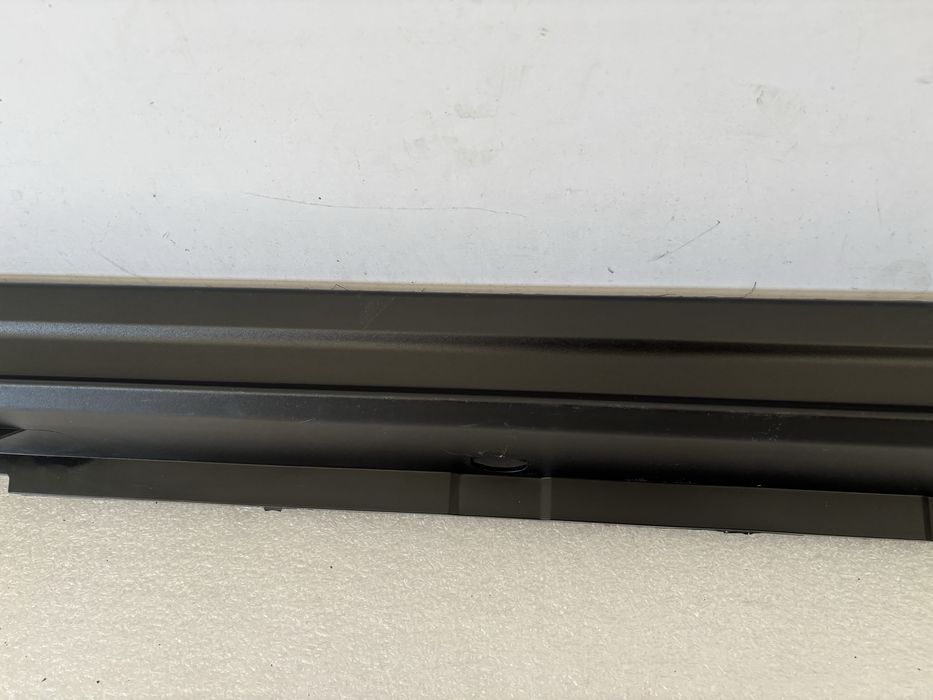 Toyota Yaris Cross 20- listwa progowa prawa nakładka na próg prawy