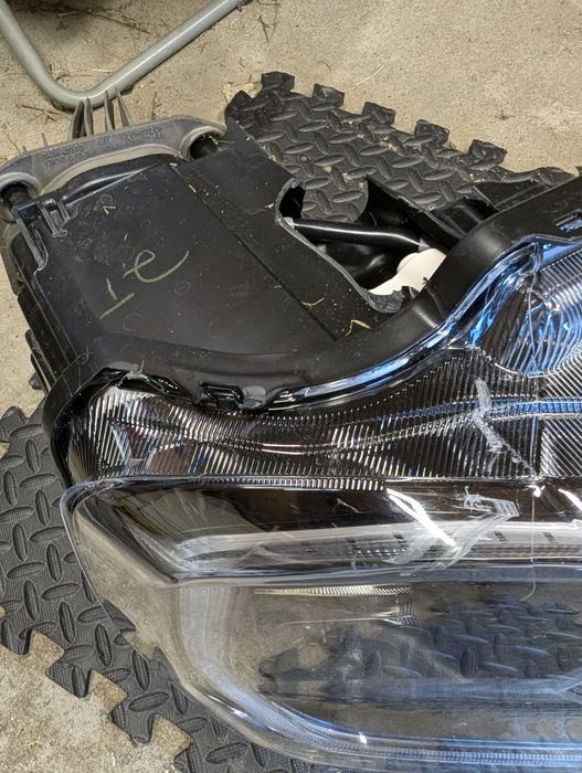 Ford RANGER WILDTRAK  2023 FULL LED reflektor przedni prawy, uszkodzon