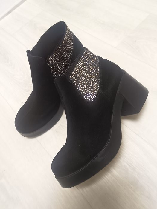 Чорні ботильйони натуральний замш, жіноче взуття, утеплені з камінцями
