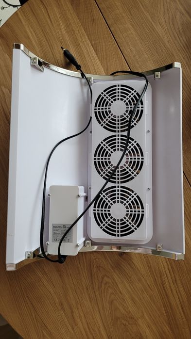 Pochłaniacz pyłu do paznokci