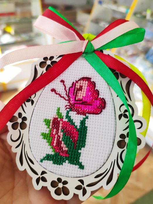 Підвіска пасхальна оздоблена вишивкою