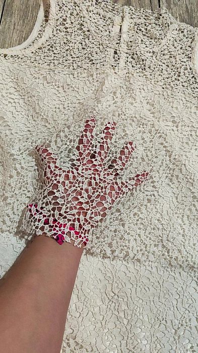 Біла мережевна сукня