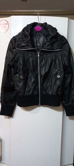 Продам курточку-'вітровку' для дівчинки на 8-9 років