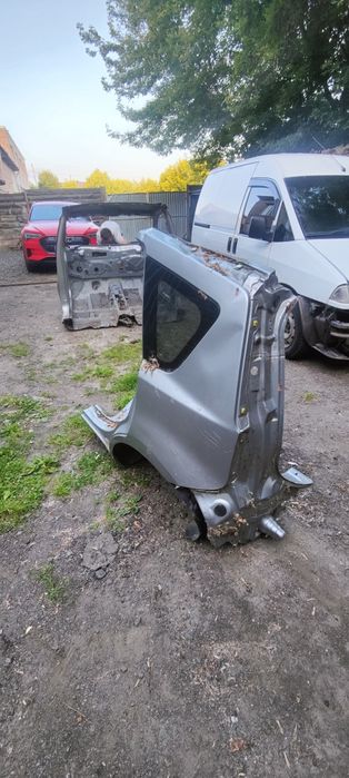 Nissan note E11. Передня Четверть