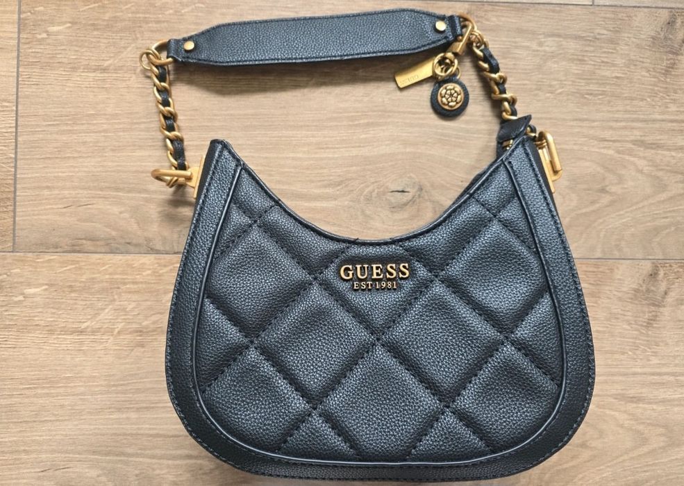 Czarna torebka Guess