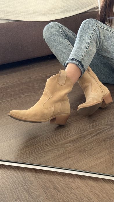 Продаю ботинки казаки из натуральной замши