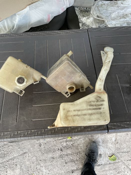 Разшерительный бочки и бочёк омывайки на Рено Лагуна 1996г.