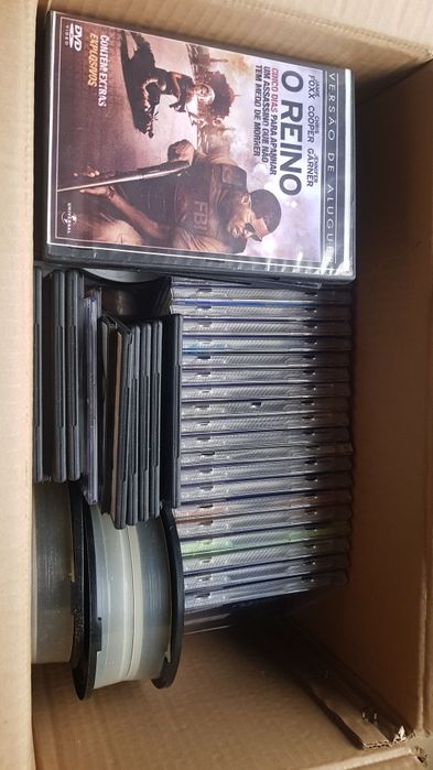 Caixa com dvd e cds filmes gravados e originais tudo 20€