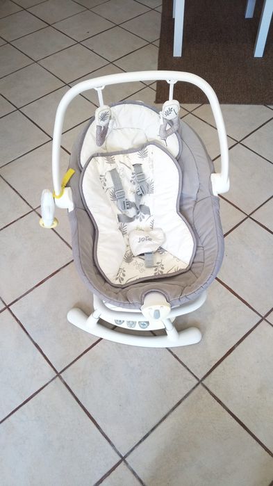Cadeira relaxar com base que permite movimentos