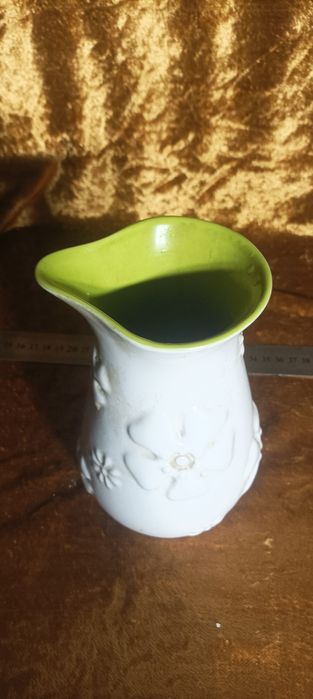 Mały porcelanowy wazonik