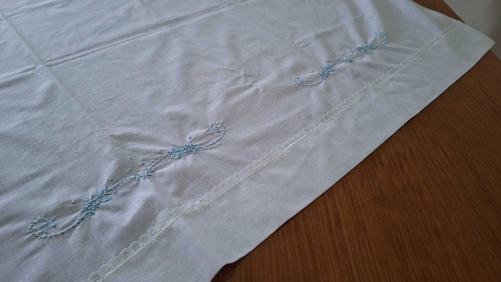 Lençol de Bebé com 2 Fronhas bordado a mão
