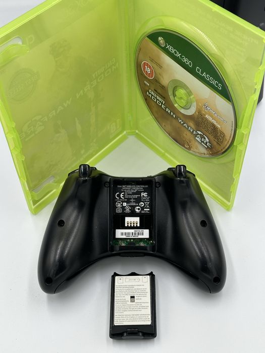 Zestaw Xbox 360 Slim 250 GB + Kontroler, zasilacz i gra COD MW2