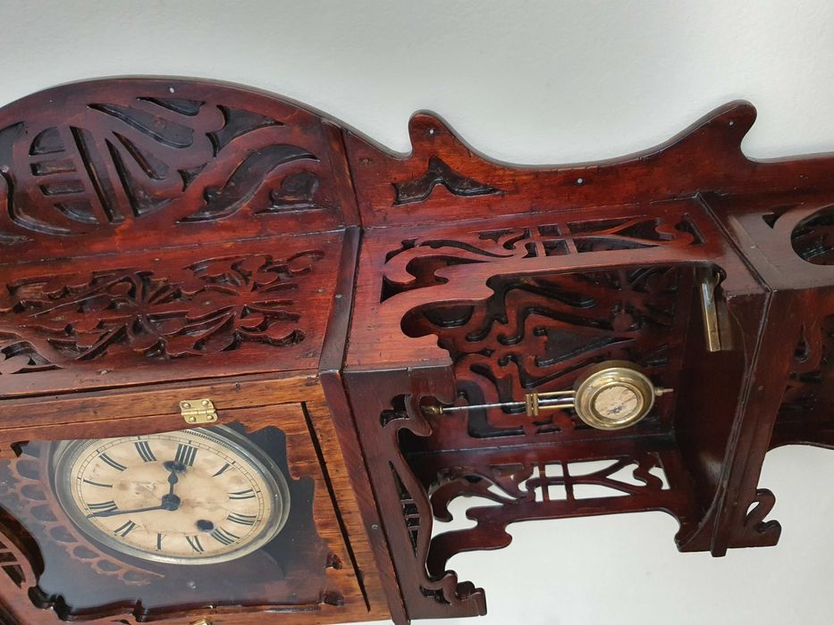 Stary zegar secesja. Rzeźbiony zegar antyk. Zegar secesyjny.