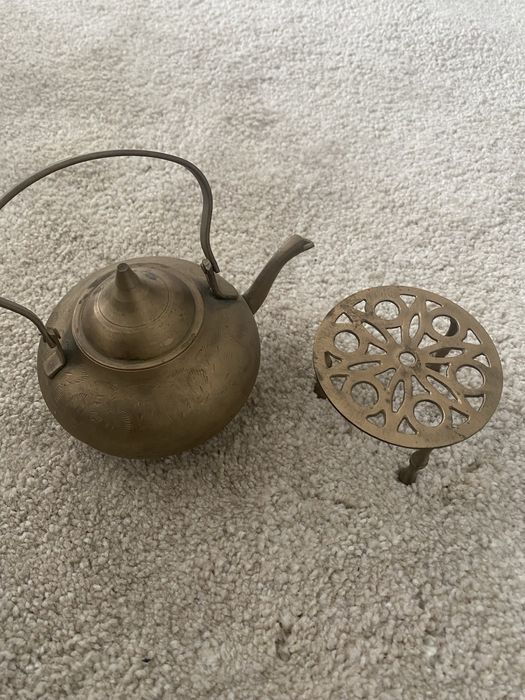 Antiguidades - bule e apoio em metal