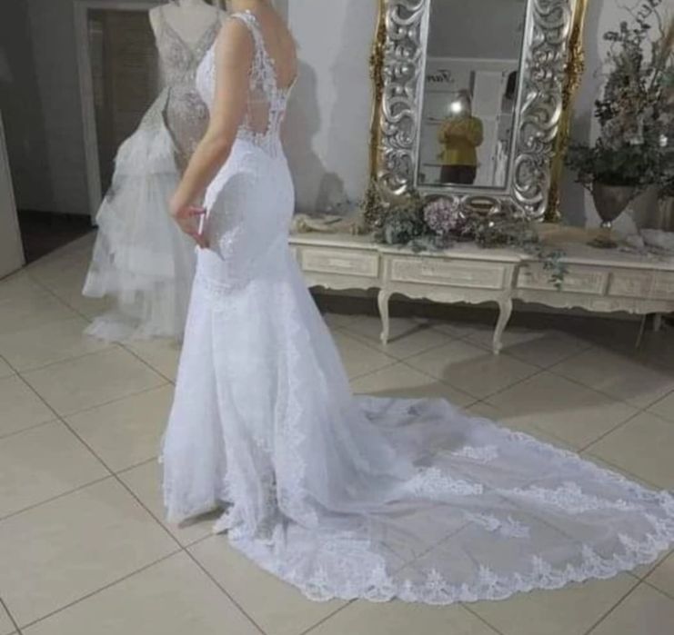 Biała suknia ślubna typu rybka