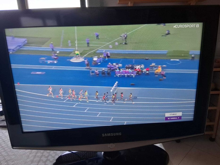 TV Samsung 26" LCD (Modelo LE26R72B) com comando original e base de apoio