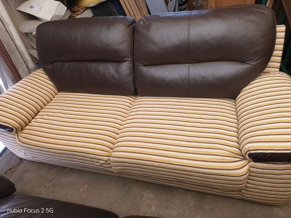 Sofa chaise longue de dois lugares leva o puff