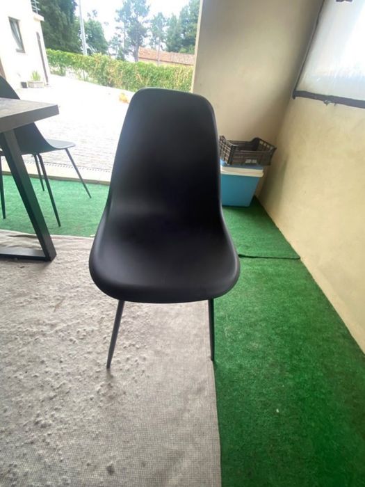 Cadeiras pretas plastico