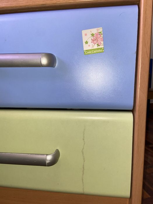 Secretária com duas gavetas e um “cubo” de arrumaçao