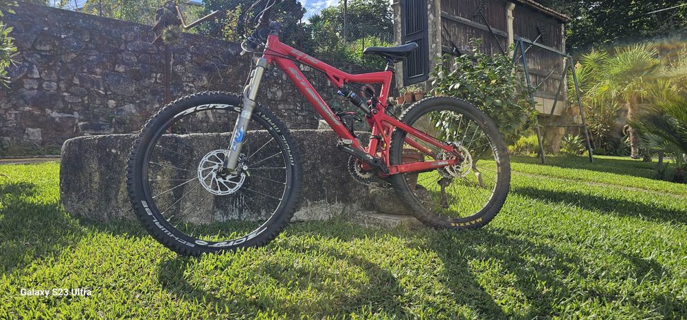 Bicicleta suspensão total INTENSE