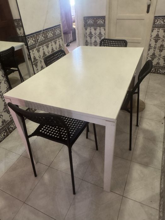 Mesa com 4 cadeiras na Amadora