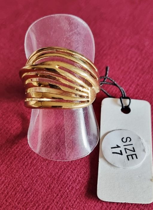 Anel dourado, em aço, ondulado. Diferente e elegante. T17