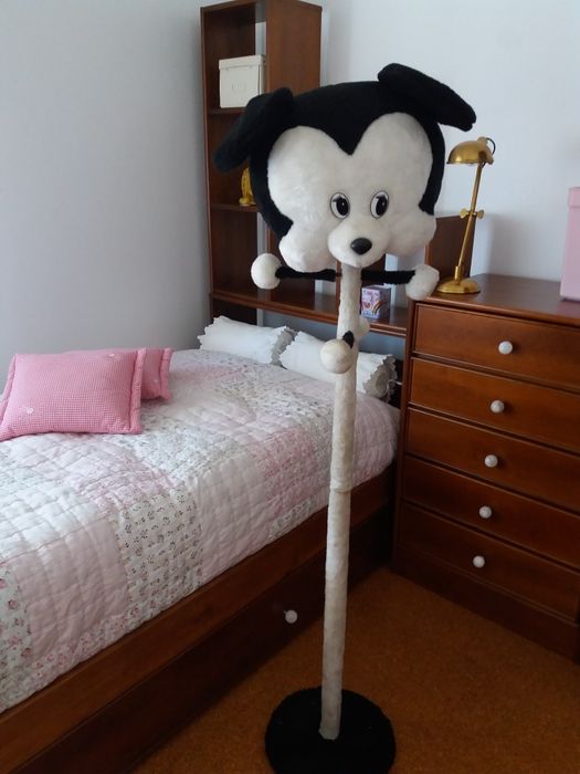 Cabide infantil   em branco e preto.