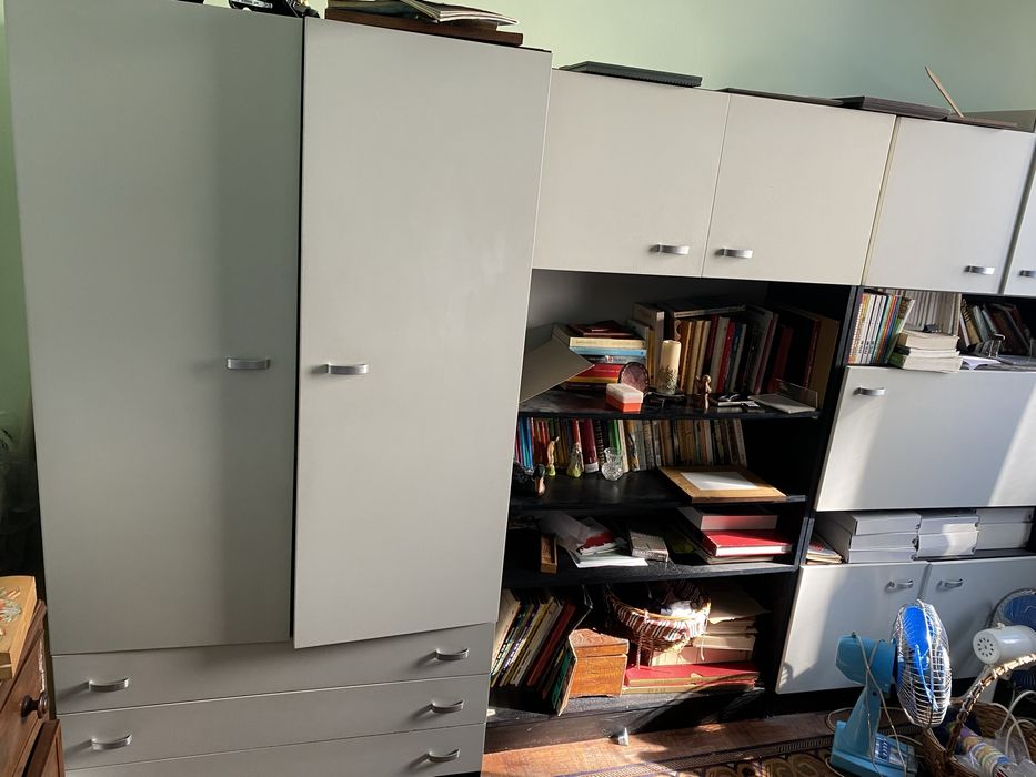 Movel cinzento em muito bom estado 182cm x 55 cm x 180cm (altura)