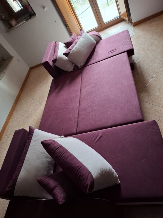 Sofá de sala, cor bordou