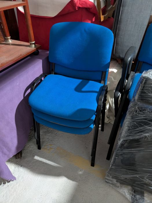 cadeira em tecido azul de escritório