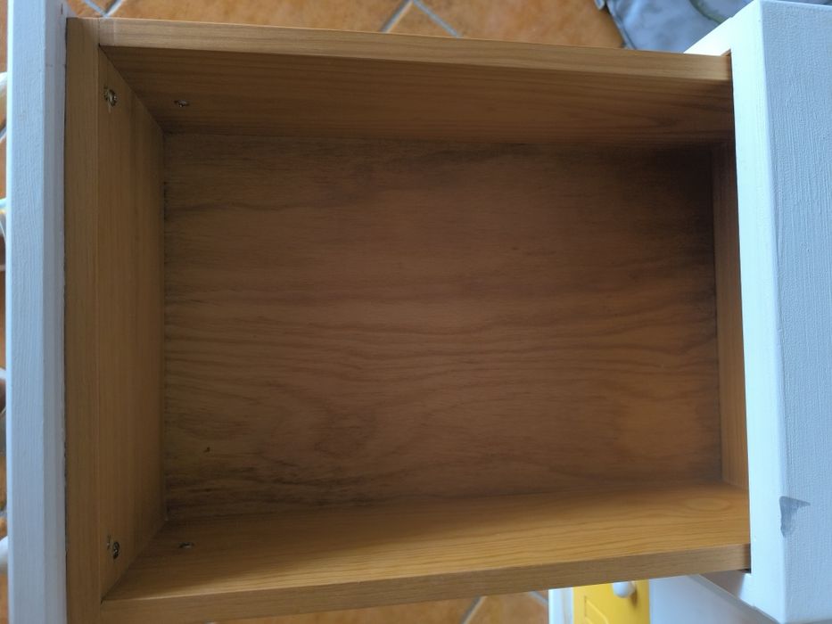 Cómoda e mesa de cabeceira - quarto de criança