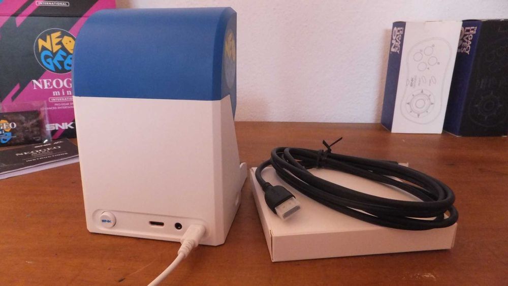 SNK NEO GEO Mini • Consola Arcade Retro (+ 2 comandos + cabo HDMI)