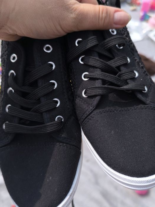 Nowe czarne trampki 39 z siateczką po boku