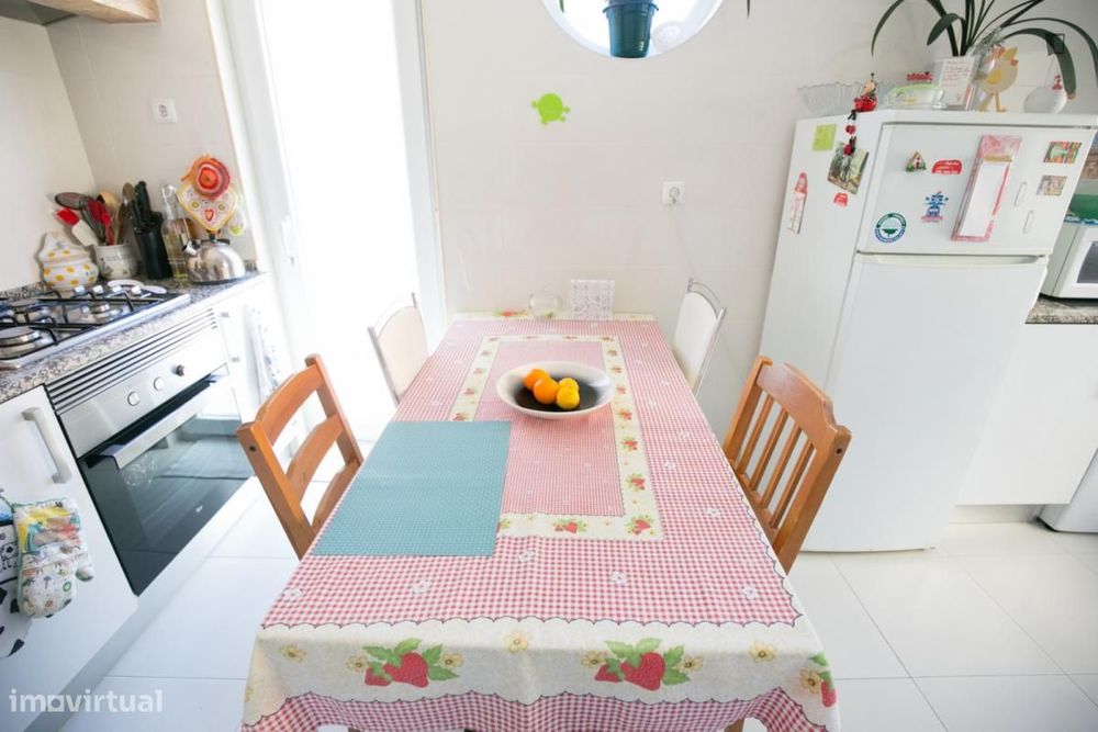 Quarto - localizado em Campolide Lisbon